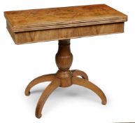 Rechteckiger Biedermeier-Spieltisch,süddt um 1830. Nussbaum massiv u. Wurzelnussbaum furn., Platte