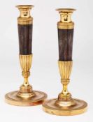 Paar Leuchter, Empire-Stil, 20. Jh.Bronze, partiell bruniert. Glatter Schaft m. geripptem