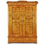 Biedermeier-Schrank, Österreich um 1830-40.Geflammte Birke furn. 2 Türen m. vertieften