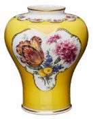 Vase, Nymphenburg 20. Jh.Kugelige Bauchung, in zylindr. Unterteil zu- schwingend, obenauf schmaler