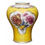Vase, Nymphenburg 20. Jh.Kugelige Bauchung, in zylindr. Unterteil zu- schwingend, obenauf schmaler