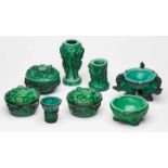 Konvolut von 7 Malachitglas-Objekten,Art Deco, Böhmen um 1930. Grünes Glas, in d. Form geblasen,