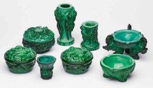 Konvolut von 7 Malachitglas-Objekten,Art Deco, Böhmen um 1930. Grünes Glas, in d. Form geblasen,