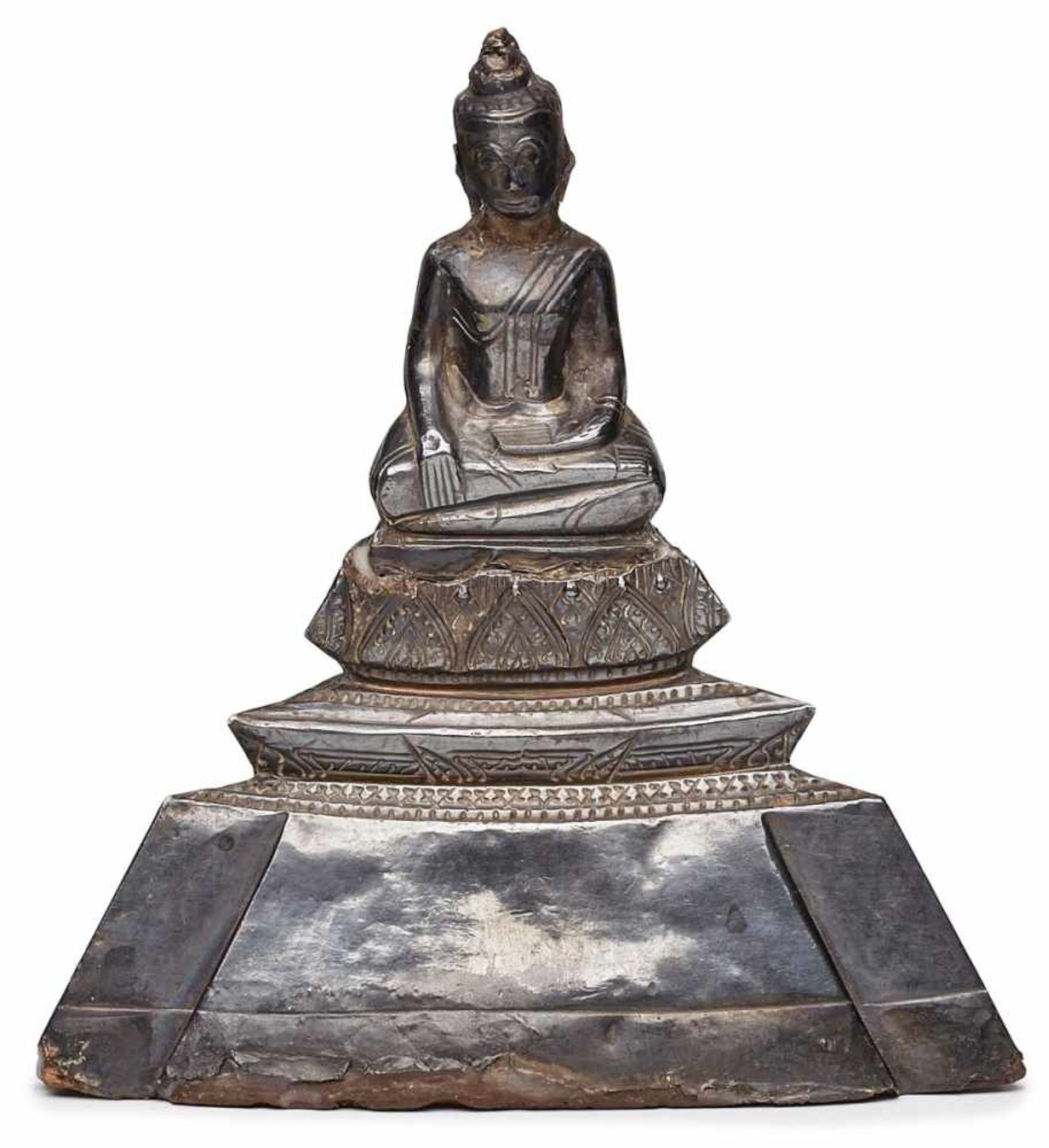 Buddha, wohl Siam 18. Jh.Silber, gefüllt. Pyramidaler Aufbau m. auf hohem, sich nach unten weitendem