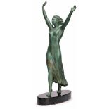 MetallgussTänzerin, Art Deco, um 1930. Grün patiniert. Bewegte Standfigur einer jungen Frau in