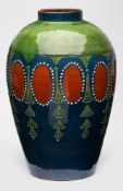 Gr. Vase, Jugendstil, um 1900.Roter Scherben, farbig bemalt u. glasiert. Leicht sich nach unten