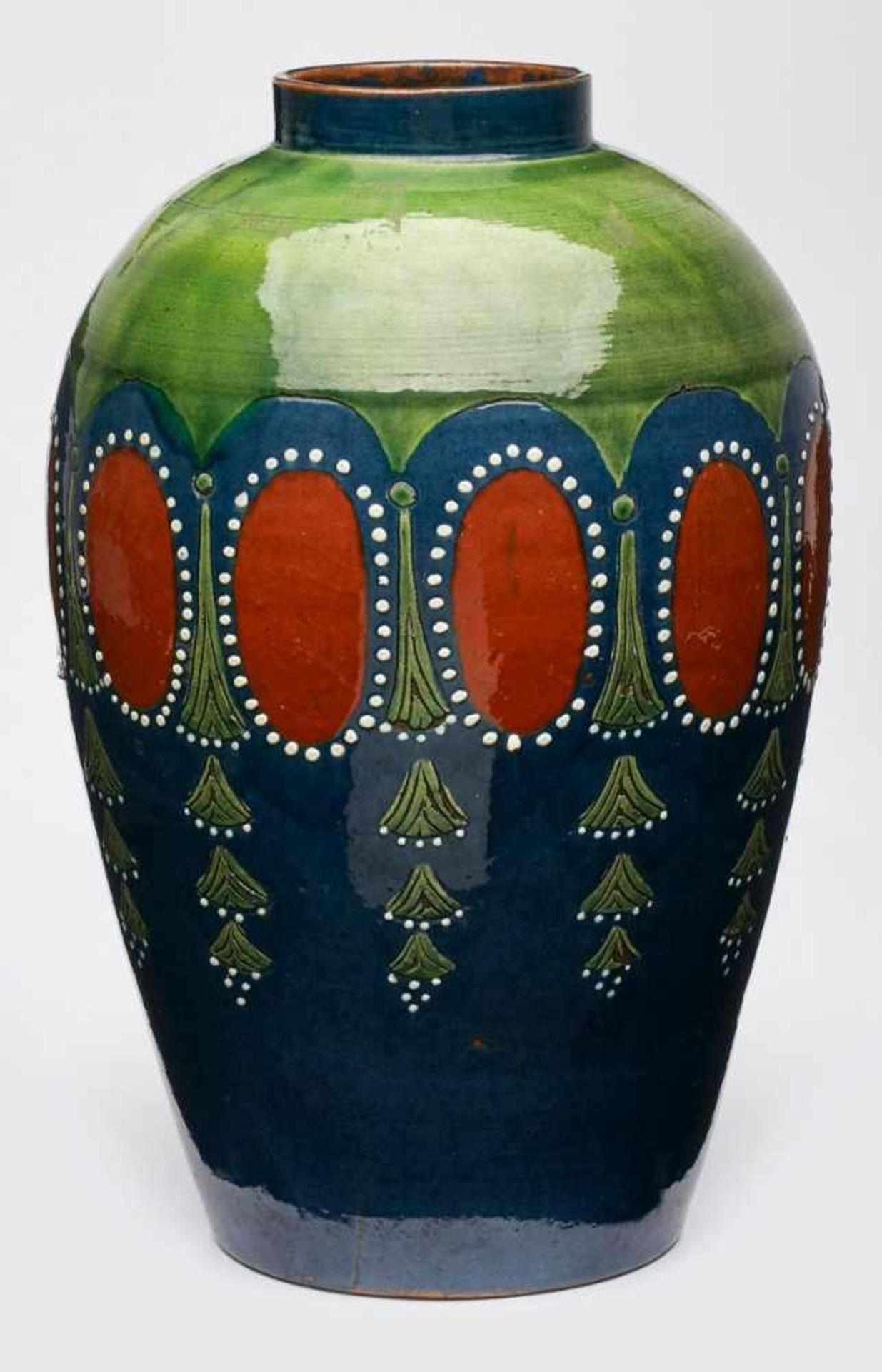 Gr. Vase, Jugendstil, um 1900.Roter Scherben, farbig bemalt u. glasiert. Leicht sich nach unten