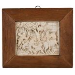 ReliefplatteBärenjagd, Renaissance-Stil, Ende 19. Jh. Elfenbein geschnitzt. Quer-rechteckige Platte,