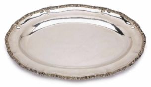 Gr. ovale Platte, Bruckmann um 1920.800er Silber. Oval gemuldeter Spiegel, gerahmt v. breiter,