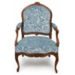 Fauteuil, Louis XV, Frankreich um 1750-60.Nussbaum massiv. Geschweiftes profiliertes Gestell m.