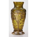 Vase in Bronzemontierung,wohl Kralik Sohn, Österreich um 1900. Grünes Glas m. roter Fadenauflage,