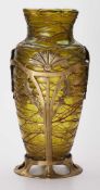 Vase in Bronzemontierung,wohl Kralik Sohn, Österreich um 1900. Grünes Glas m. roter Fadenauflage,