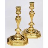 Paar Tischleuchter, Régence-Stil um 1850.Reliefierte feuervergoldete Bronze. Balusterschäfte u.