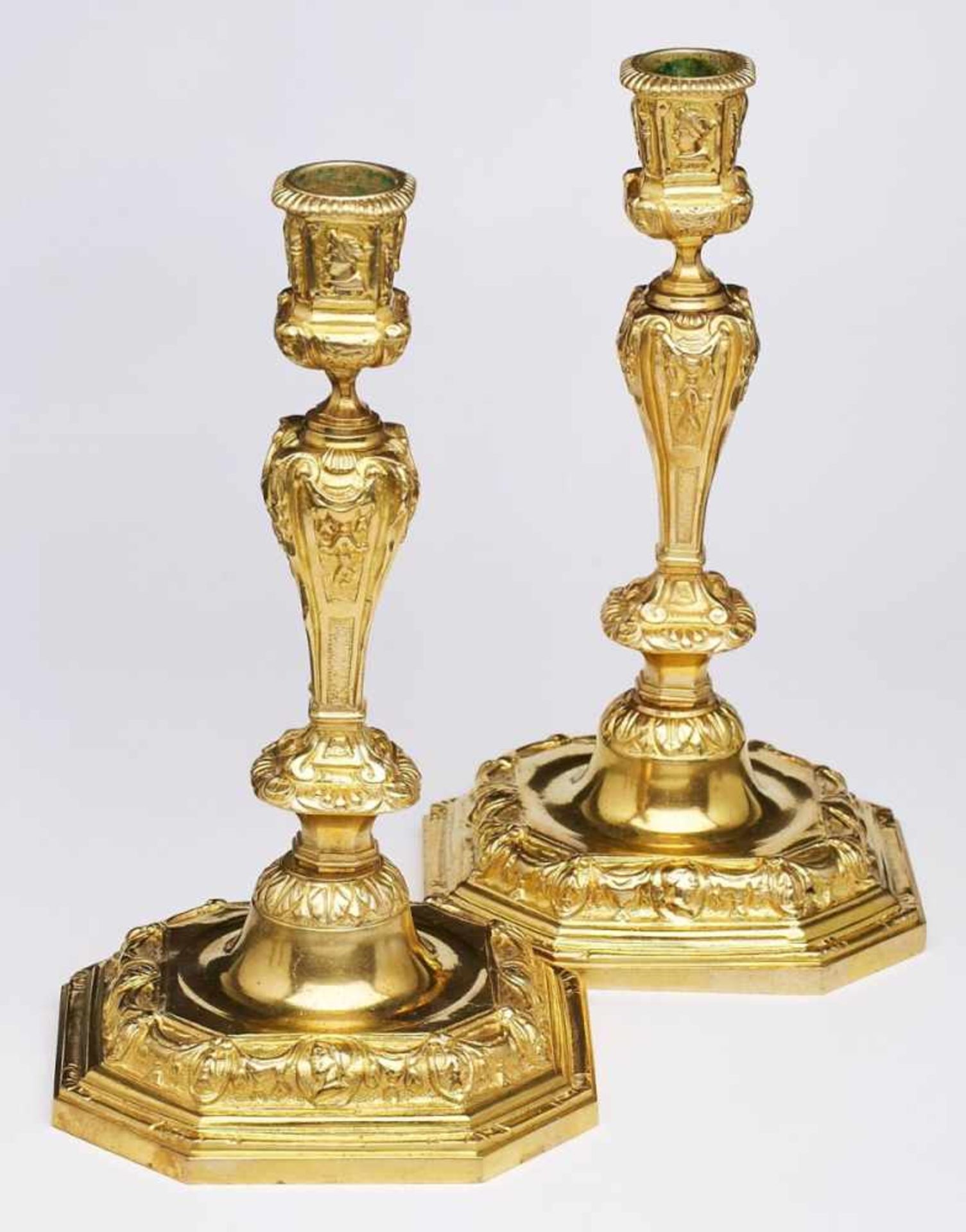 Paar Tischleuchter, Régence-Stil um 1850.Reliefierte feuervergoldete Bronze. Balusterschäfte u.