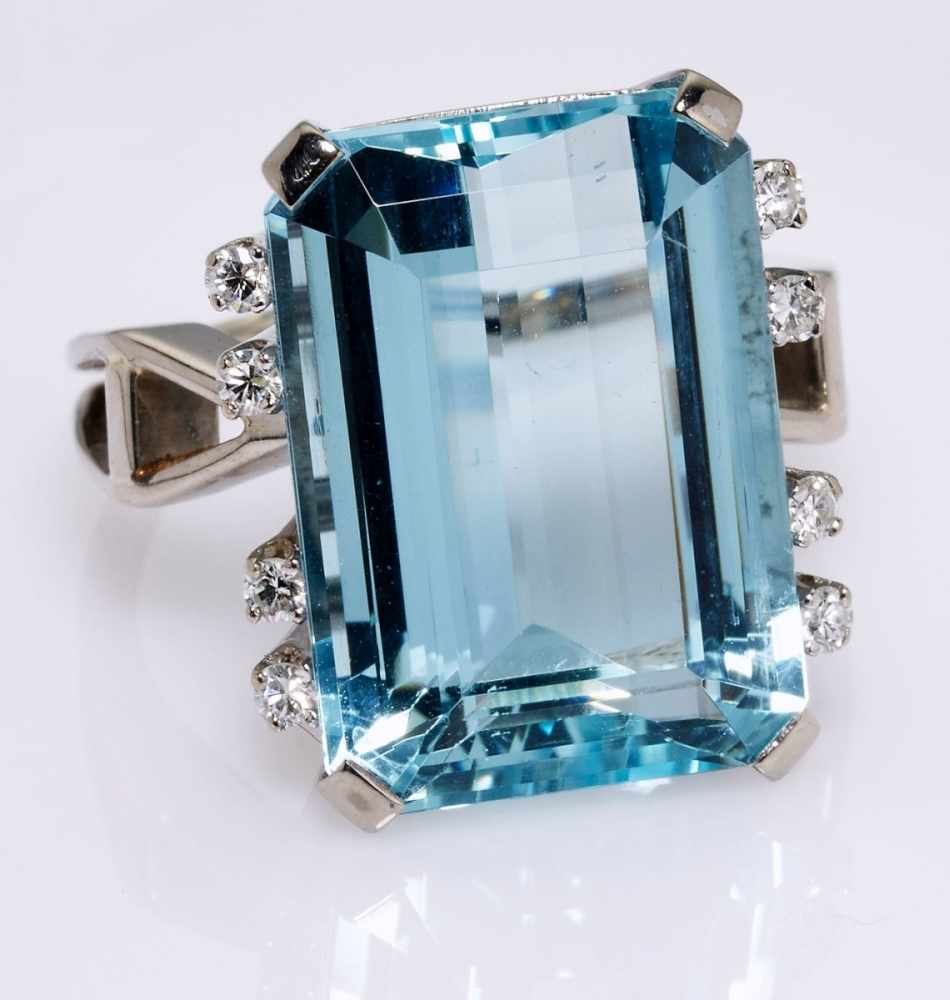 Aquamarin-Ring.18 kt WG, besetzt mit 1 Aquamarin von ca. 18 ct im Treppen-Schliff, flankiert von 8