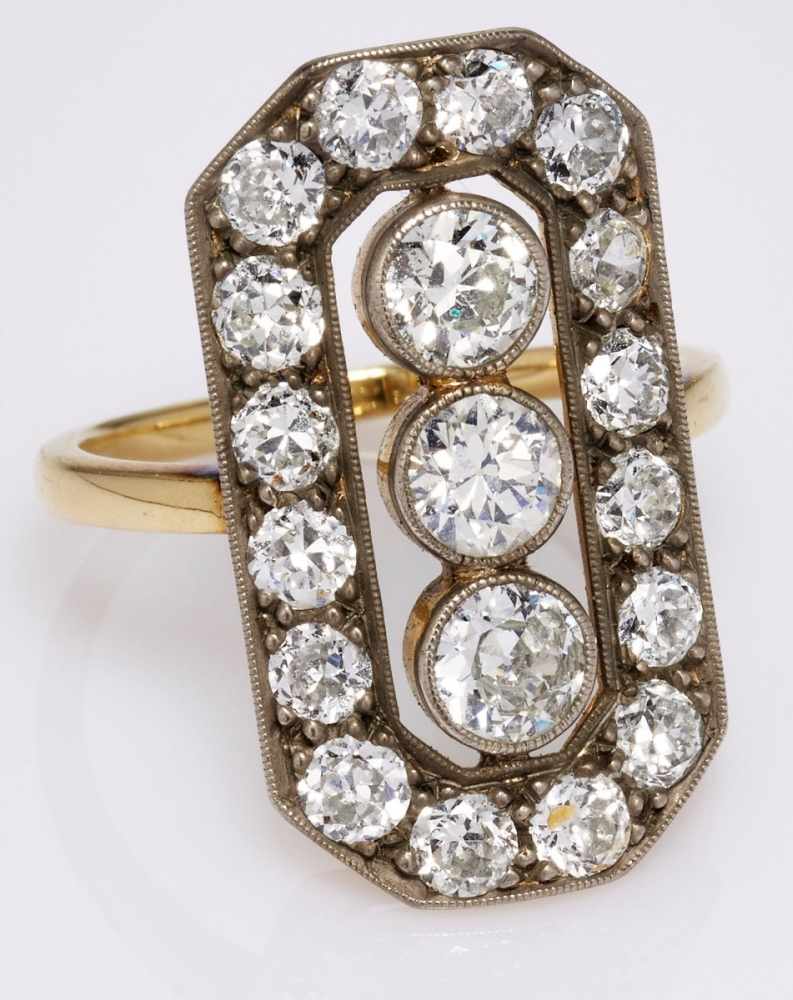 Art-Déco-Ring um 1920.GG und Silber, mittig besetzt mit 3 Altschliff-Diamanten von zus. ca. 1,50 ct,