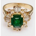 Smaragd-Diamant-Ring.14 kt GG, besetzt mit 1 Smaragd im Smaragd- Schliff, umgeben von 12 Diamant-
