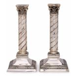 Paar Leuchter in Säulenform, deutsch 20. Jh.800er Silber. Je Schaft m. gedrehter Kannelur u. kl.
