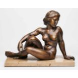 Bronze "Sitzender Frauenakt", 20. Jh.Hellbraun patiniert. Sitzende Aktdarstellung einer Frau m.