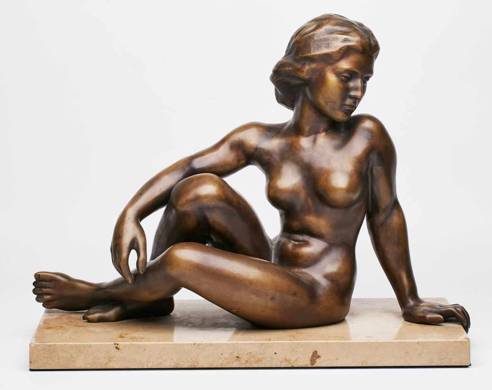 Bronze "Sitzender Frauenakt", 20. Jh.Hellbraun patiniert. Sitzende Aktdarstellung einer Frau m.