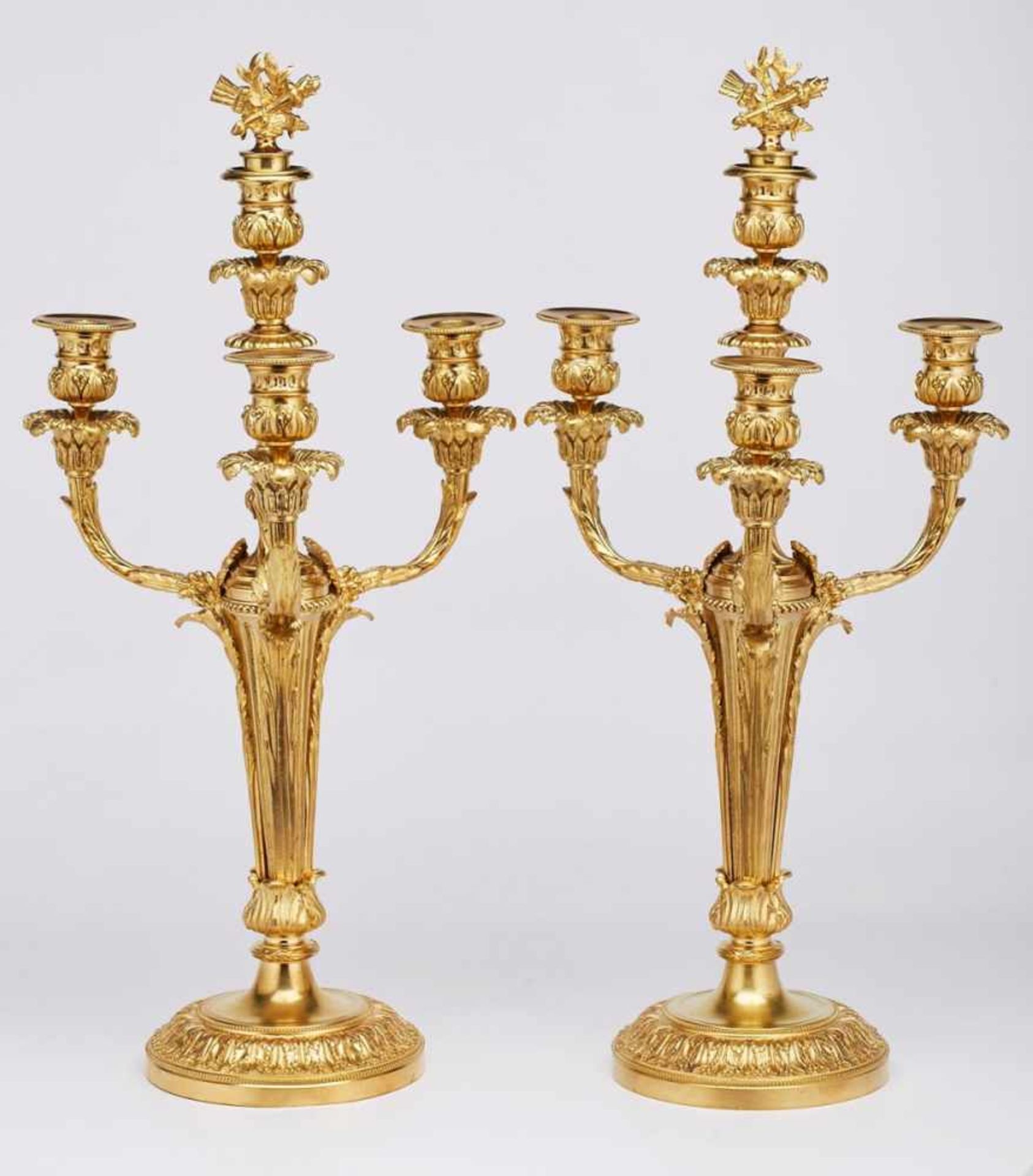 Paar 4-flammige Girandolen, Louis-XVI-Stil,Frankreich um 1850. Feuervergoldete Bronze.