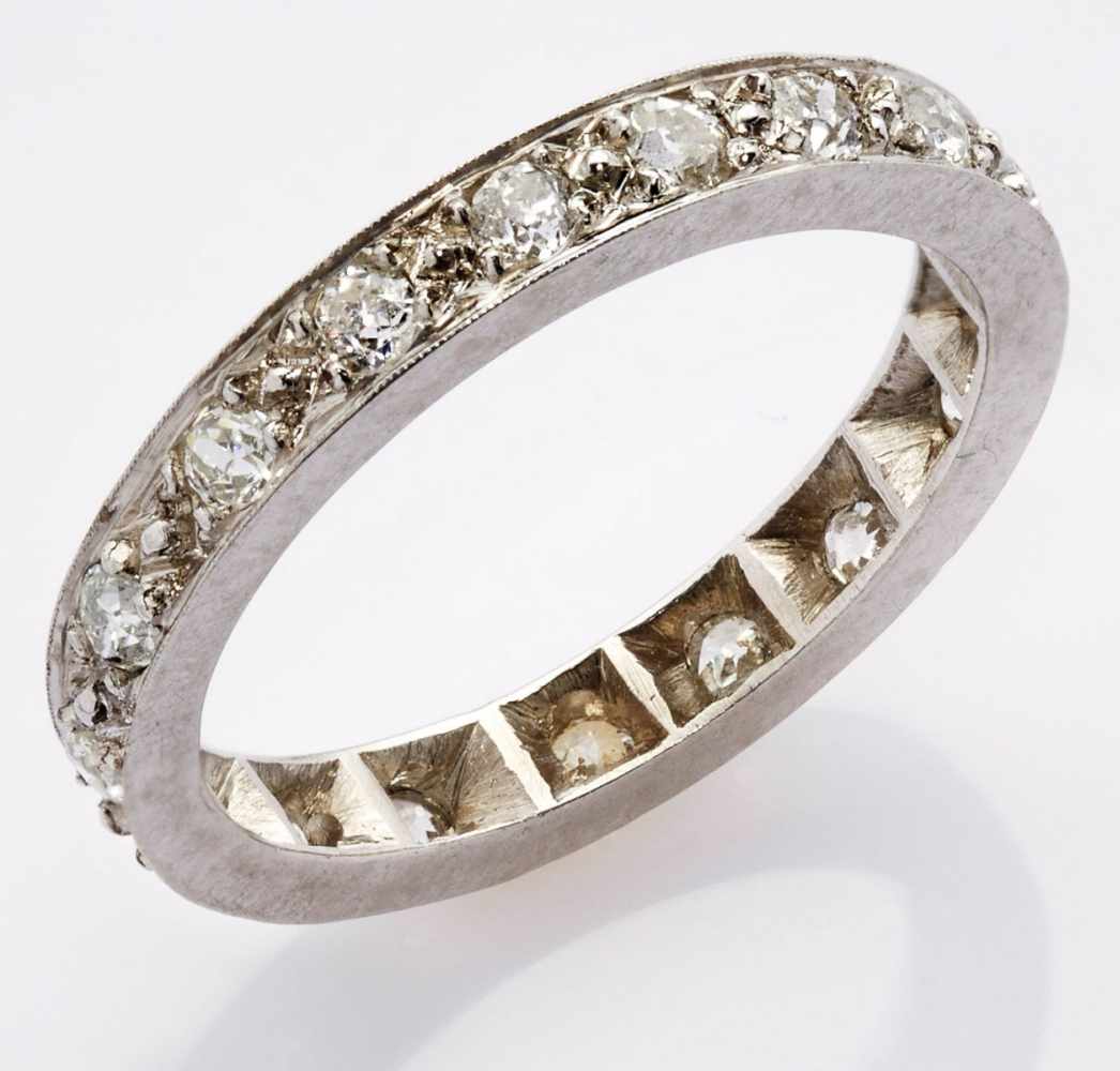 Memory-Ring.18 kt WG (gepr.) besetzt mit 17 Altschliff- Diamanten von zus. ca. 0,80 ct, RG 55, 4,6