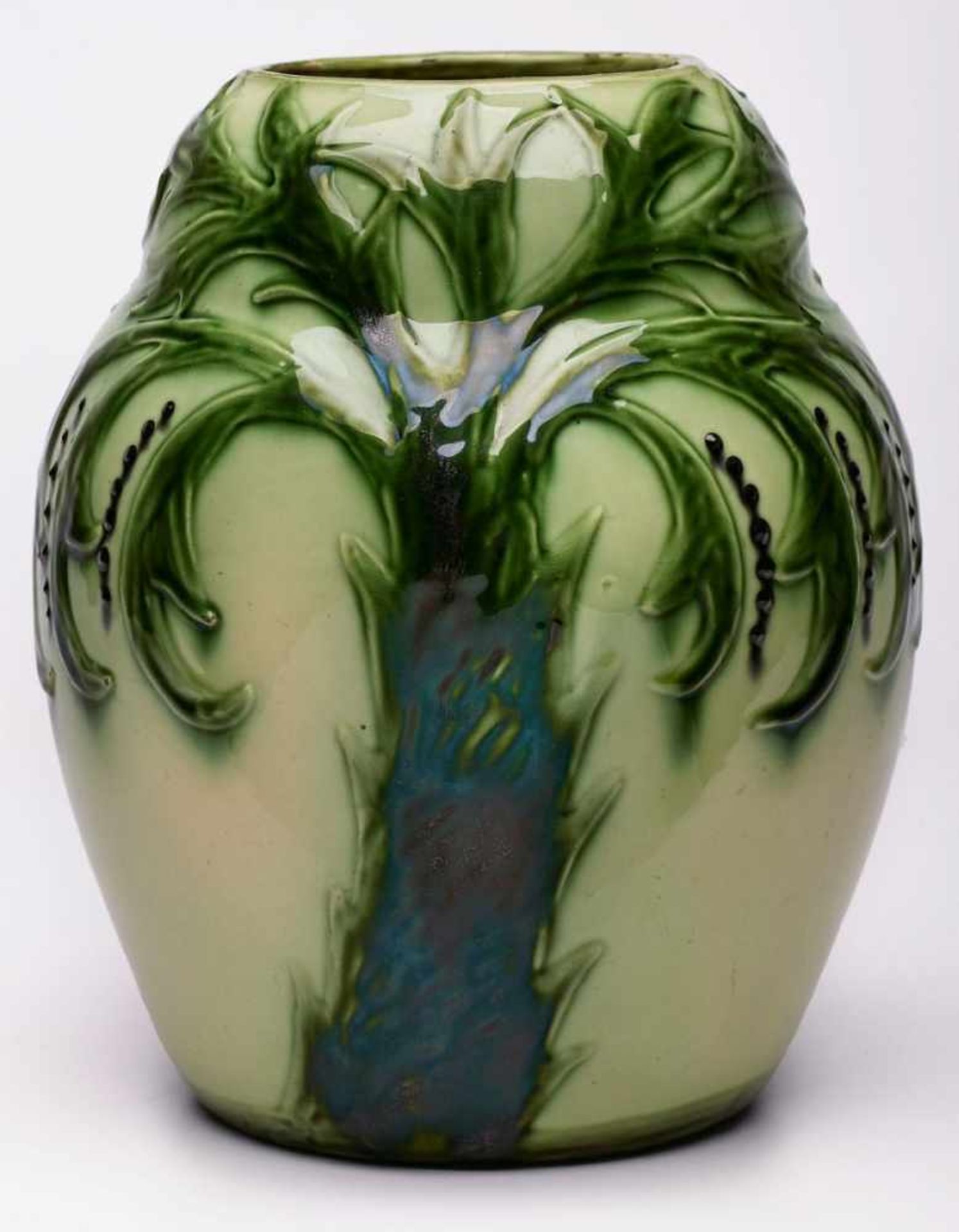 Vase, Art Deco, Tonwerke Kandern um 1920.Roter Scherben, in versch. Grüntönen glasiert, schwarz