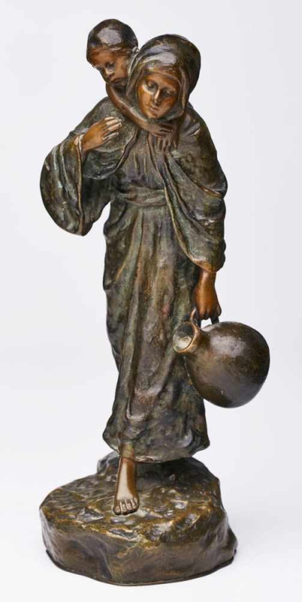 Bronze Andor Ruff(Ungarn, 1885 - 1951) "Junge Bäuerin mit Wasserkrug und Kind". Hell- u. dunkelbraun