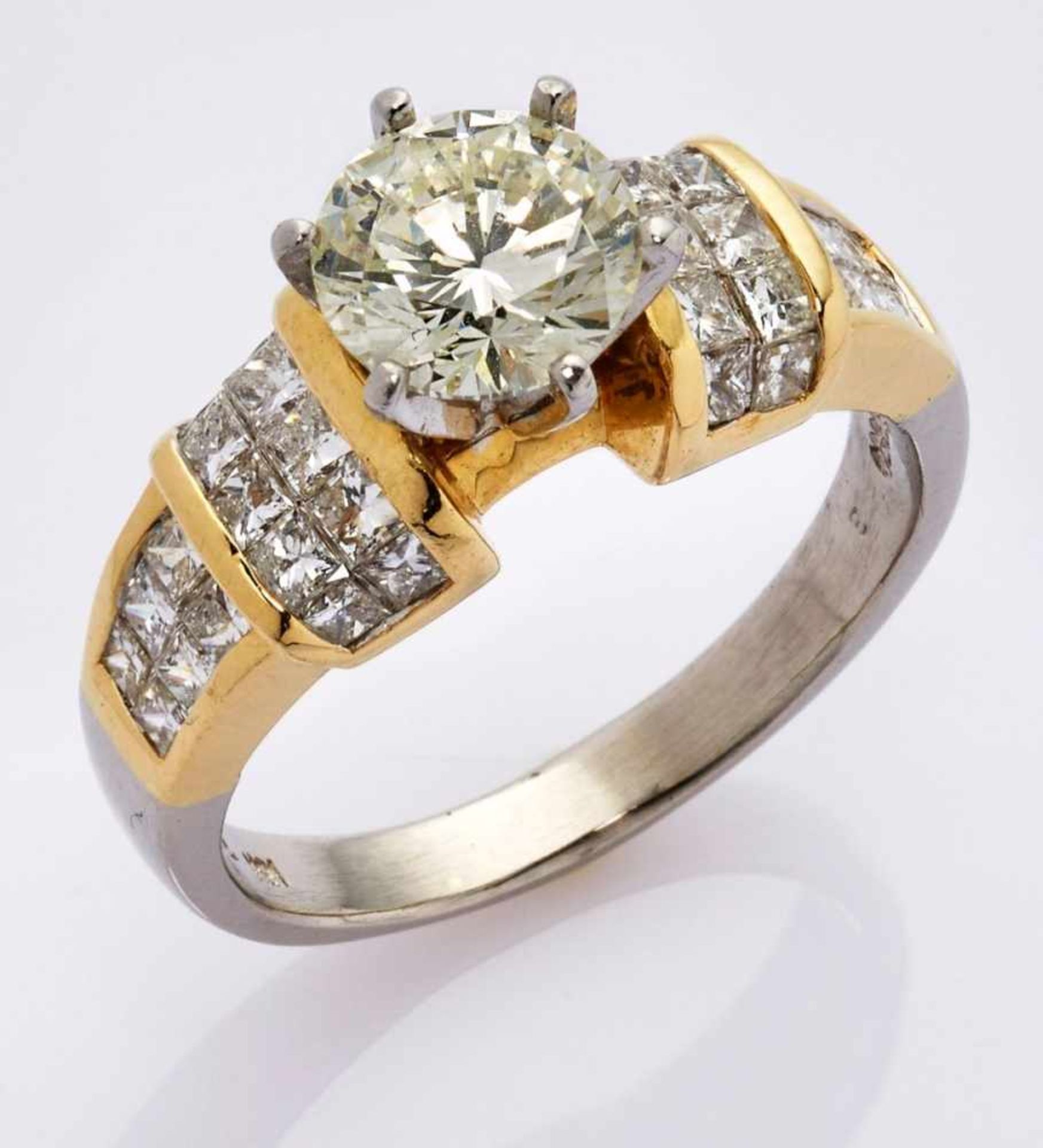 Brillant-Ring Bicolor.18 kt GG/Platin, besetzt mit 1 Brillant von ca. 1,57 ct (top crystal/ wsi) und