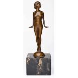Bronze"Frauenakt auf Kugel" stehend, d. Hände nach unten gestreckt, unsign. Marmor-Würfelsockel.