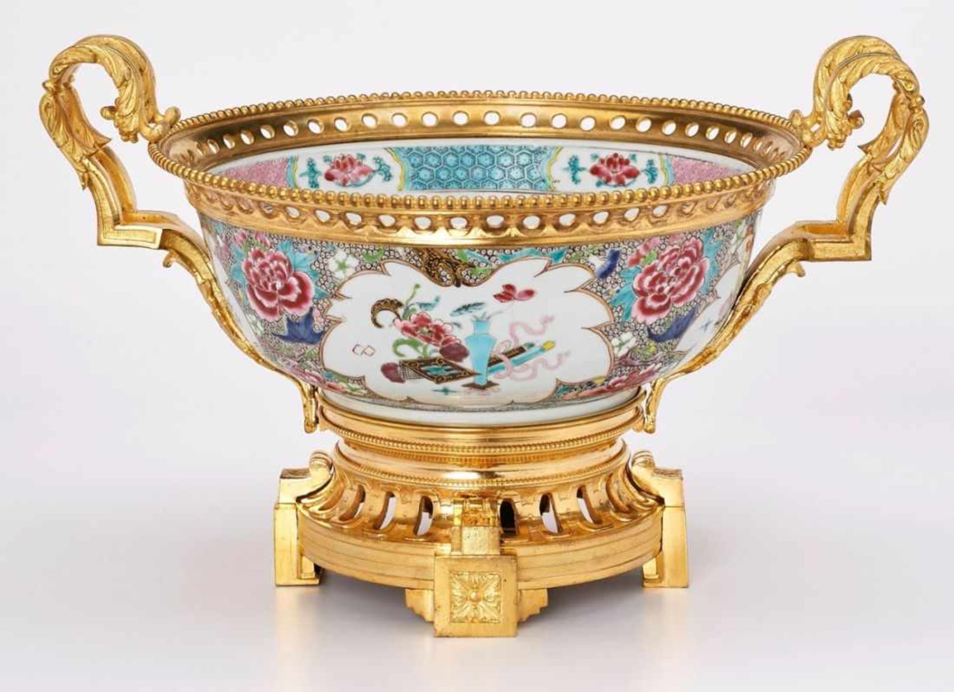 Gr. rd. Schale, China - Familie-Rose-Stil m. französischer Bronzemontierung um 1850. Wandung m.