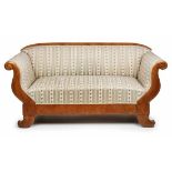 Gr. Biedermeier-Sofa, süddt. um 1825.Kirschbaum massiv u. Kirschbaum furn. Gerade abgerundete