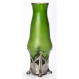 Vase in Zinnmontierung, Jugendstil,Loetz Wwe./ van Houten um 1900. Grünes Glas, irisierend