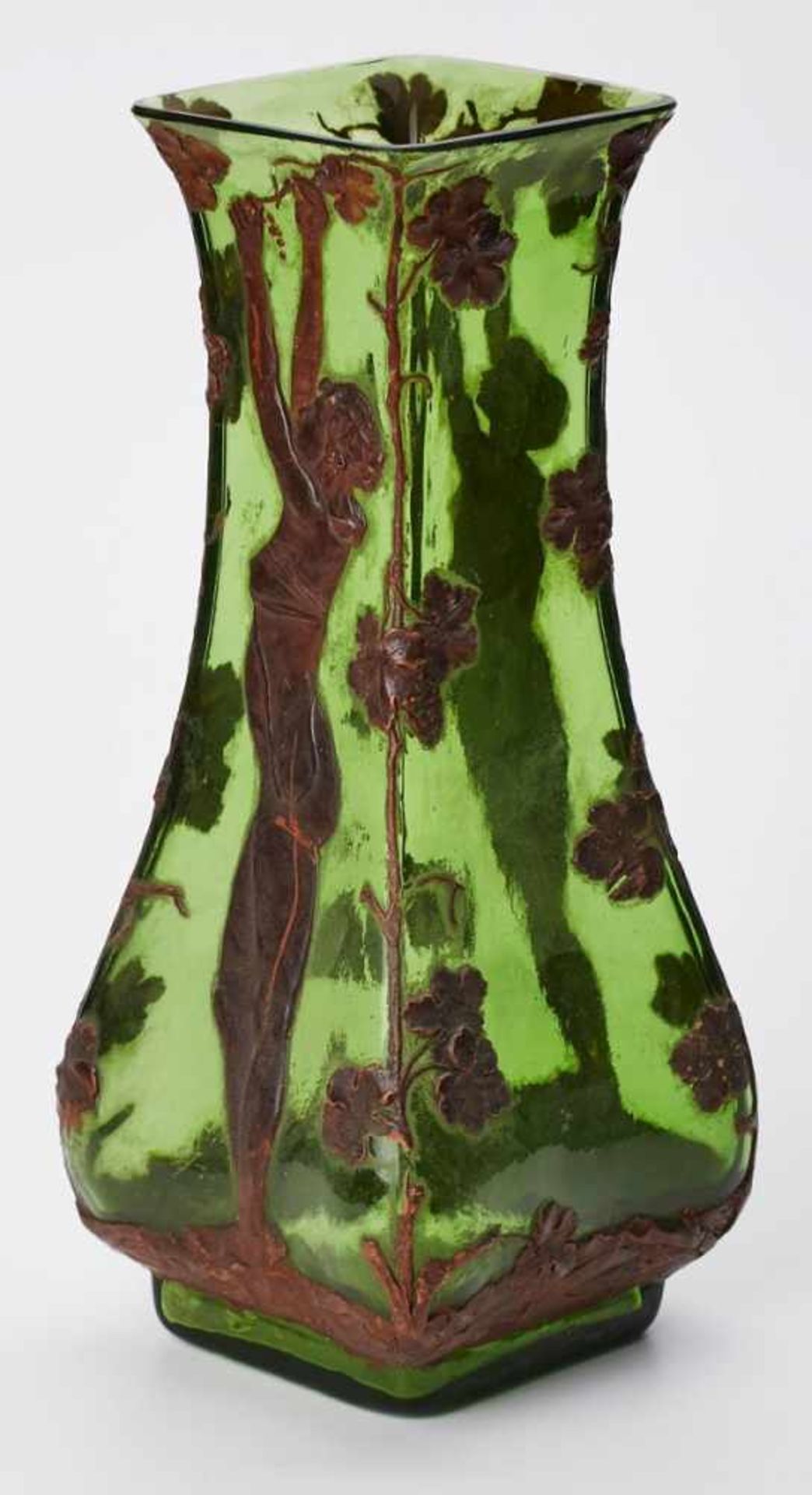 Vase mit Wachsdekor, Jugendstil,wohl Böhmen um 1900. Grünes Glas. Von quadrat. Grundriss auf-