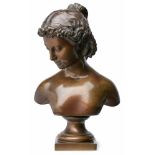 Bronzebüste "Mädchen", 19. Jh.Hellbraun patiniert. Nach re. geneigter Kopf m. Blütenkranz im Haar