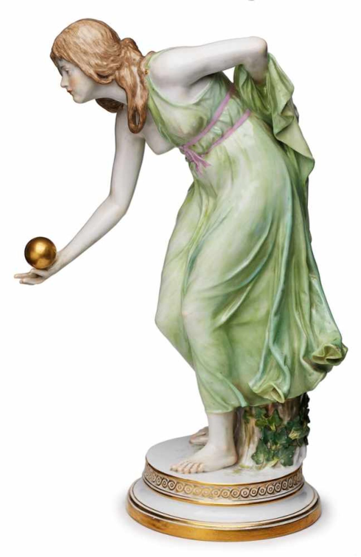 Kugelwerferin, Meissen um 1915.Entw.: Walter Schott. Standfigur einer jungen Frau in antikis., etwas