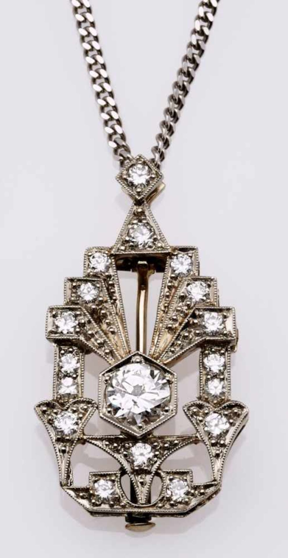Anhänger/Brosche mit Kette um 1900.14 kt WG, Anhänger besetzt mit 18 Altschliff- Diamanten,