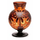 Kugelige Vase, Schneider um 1928.Modell "Cocotiers" m. orange-gelber Pulverein- schmelzung in