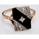 Diamant-Onyx-Ring um 1910.18 kt GG/WG, besetzt mit diagonaler Onyx- Platte mit kl. WG-Stern und 6