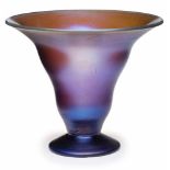 Kl. Kelchvase, WMF um 1940.Dekor "Myra". Bernsteinfarbenes Glas, irisierend überfangen. Sich nach