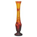 Gr. Vase, Daum Nancy um 1915.Farbloses Glas m. oranger Pulverein- schmelzung, aussen rot überfangen.