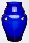 Kl. Vase, wohl Österreich um 1910.Blaues Glas m. Emaillemalerei in Weiß u. Gold. Kon. Wandung m.