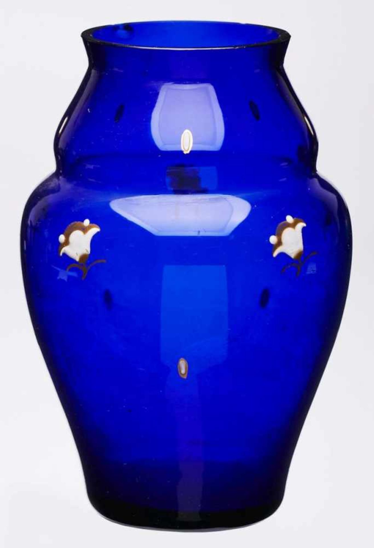 Kl. Vase, wohl Österreich um 1910.Blaues Glas m. Emaillemalerei in Weiß u. Gold. Kon. Wandung m.