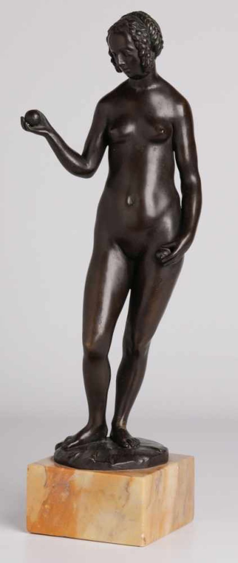 Bronze unleserl. sign.Weiblicher Akt mit Äpfeln, um 1900. Schwarz patiniert. Standfigur, eine Hand - Image 2 of 3