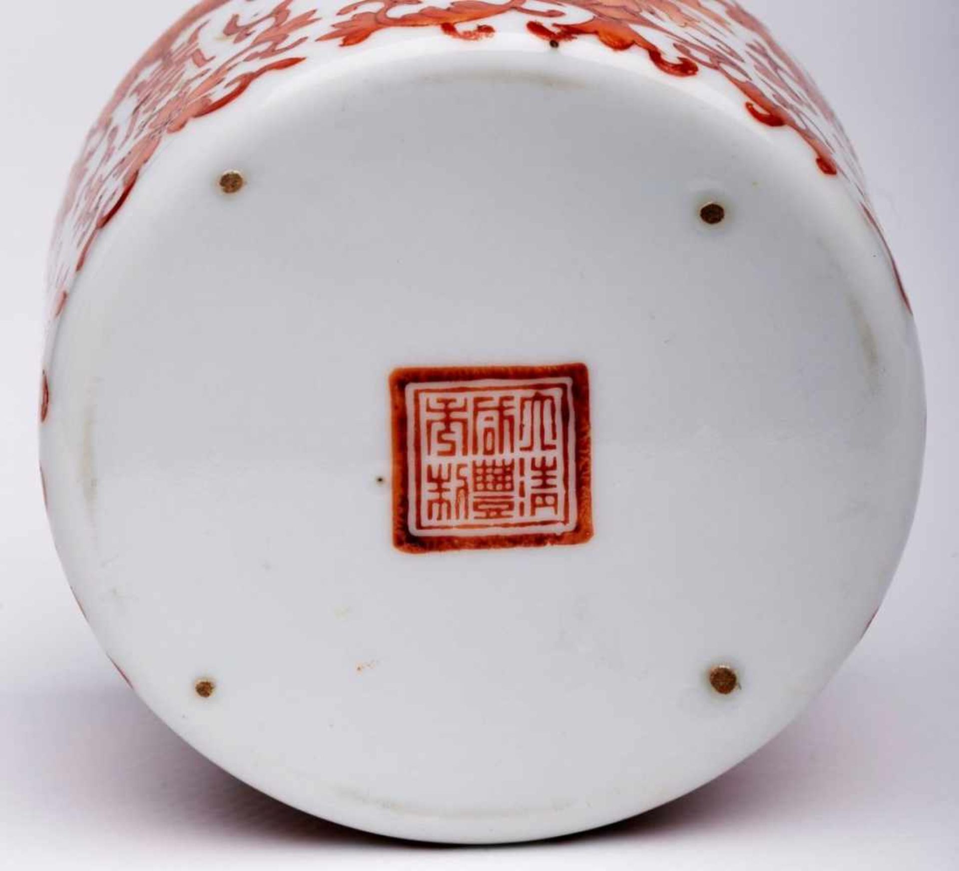 Kl. Tintenfass, China wohl um 1900.Porzellan m. eisenrotem Emaillefarbendekor. Gedrungener - Bild 2 aus 2