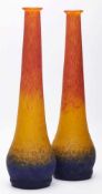 Paar gr. Stangenvasen, Frankreich um 1920.Farbloses Glas m. Pulvereinschmelzung in Rot/ Gelb u.
