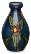 Vase mit Blütendekor,Frankreich 1. Hälfte 20. Jh. Roter Scherben, blau glasiert u. bunt bemalt.