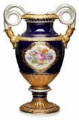 Gr. Schlangenhenkelvase,Meissen Mitte 20. Jh. II. Wahl. Bauchige Amphore m. gekehltem Hals auf