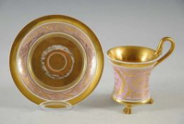 Tasse mit UT, KPM Berlin um 1820.Hoher, z. Stand u. Lippe hin ausschwingender Korpus auf 3