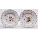 Paar tiefe Teller, Meissen um 1870."Neu-Brandenstein"-Reliefdekor m. bunten Blumenbouquets,